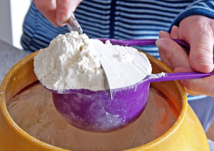 levelling off flour