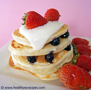 berry yogurt pancakes